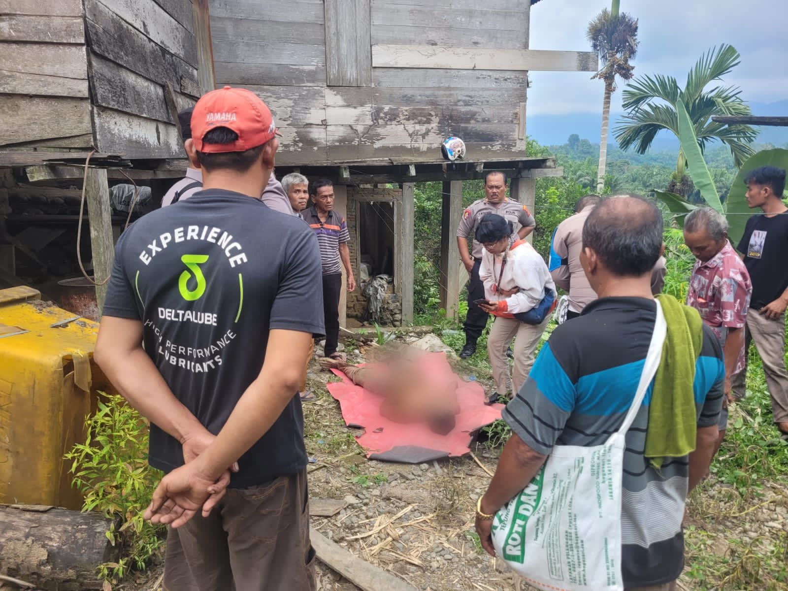 Heboh, Warga Temukan Mayat Pria di Bawah Rumah Panggung