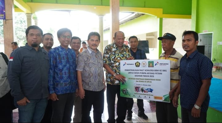 Plt Bupati Langkat Distribusikan Paket Konversi BBM ke BBG Kepada Petani