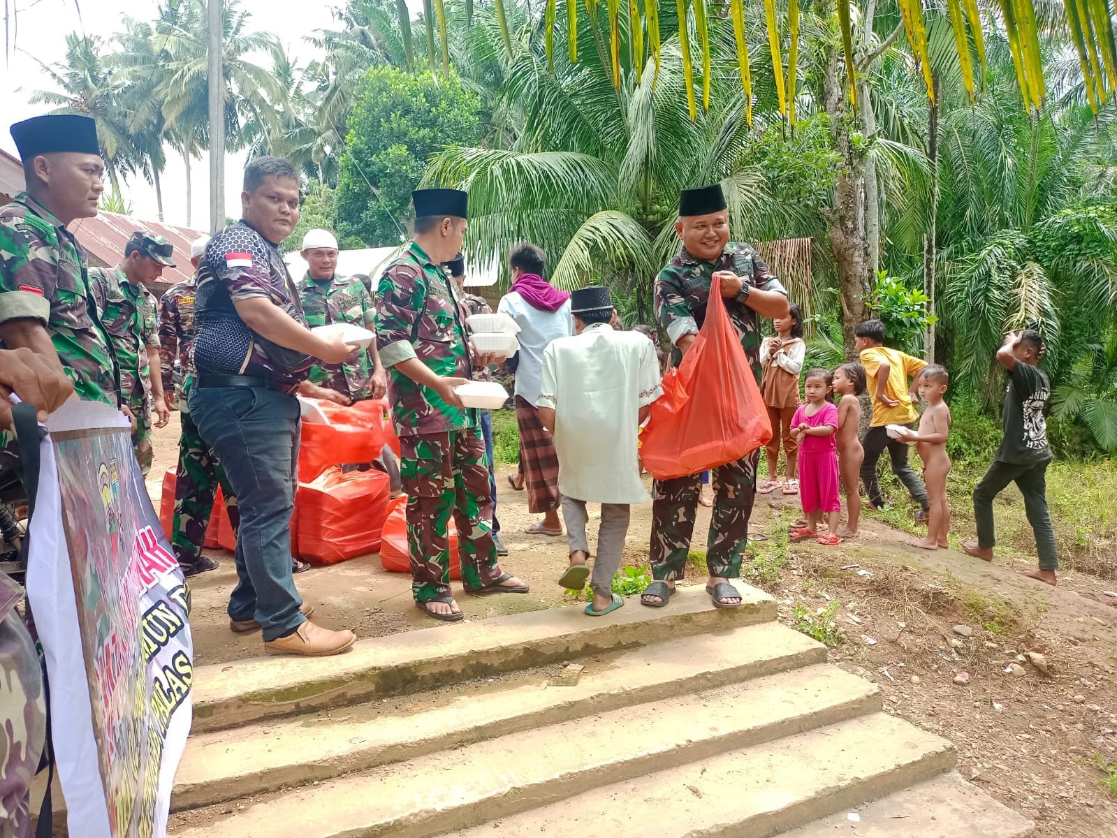 Jumat Berkah, Koramil 08/Barumun Bersama FKPPI Palas Berikan Nasi Kotak