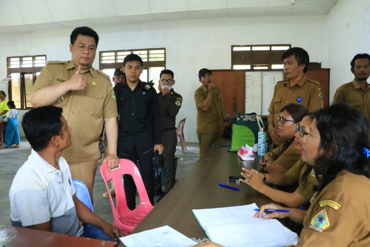 Bupati Samosir Berikan Pelayanan ke Desa Turpuk Limbong