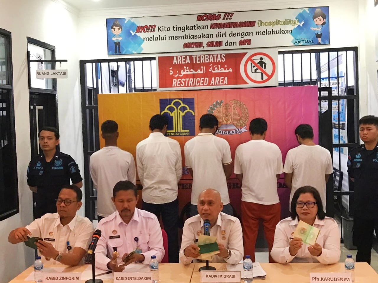 Ditangkap di Apartemen Skyview, 5 WN Pakistan Dideportasi Langgar Keimigrasian 