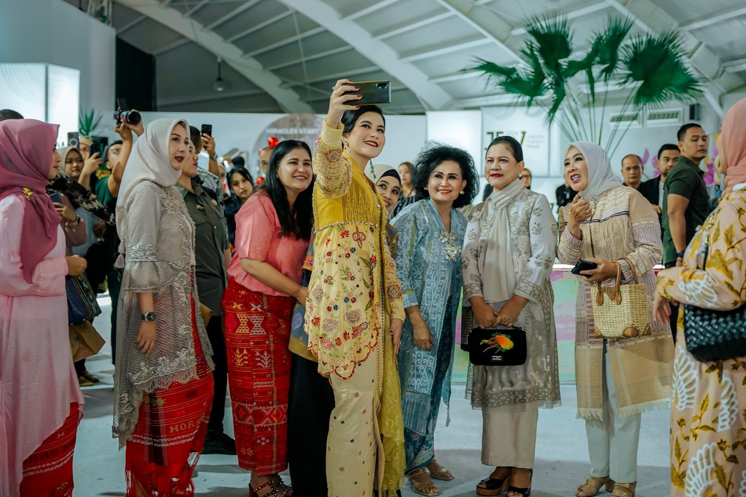 Ny Kahiyang Ayu Perkenalkan Wastra Kota Medan di JFW 2023