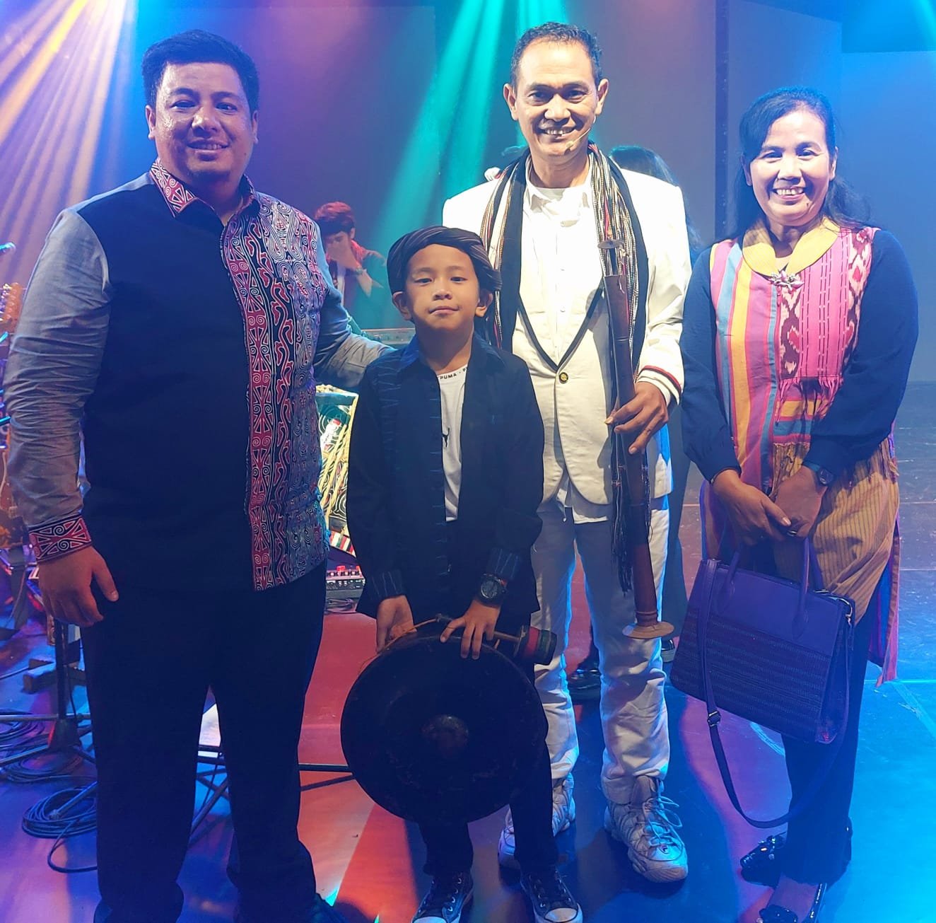 Bupati Samosir Dampingi Nantika Sihombing Terima Award Tenun Ulos