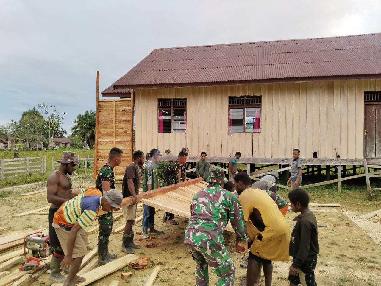 Satgas Yonif 125/SMB Bangun Menara Lonceng Pertama di Distrik Korowai Buluanop