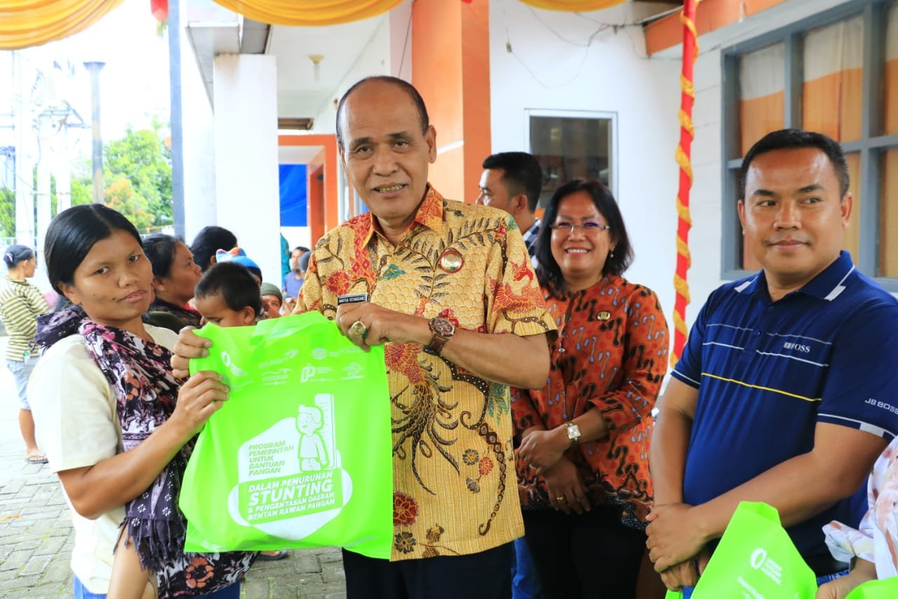 Ketua TPPS Serahkan Bantuan Pangan untuk Keluarga Rawan Stunting
