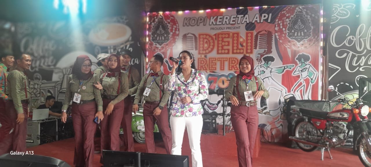 Artis Kota Medan Terra Jannah Meriahkan Deklarasi Komunitas DELI RETRO 70s di Cafe Kopi Kereta Api