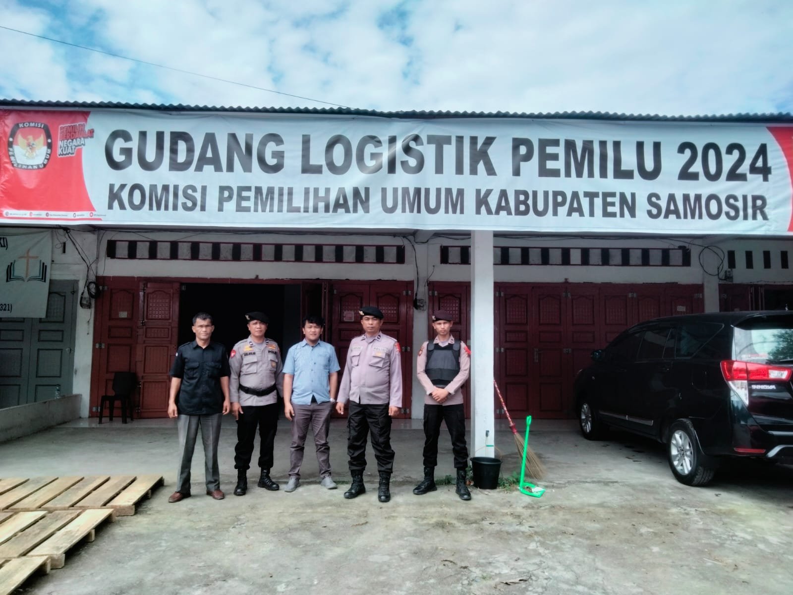 Polres Samosir Lakukan Pengamanan Logistik Pemilu 2024 di Kantor KPU