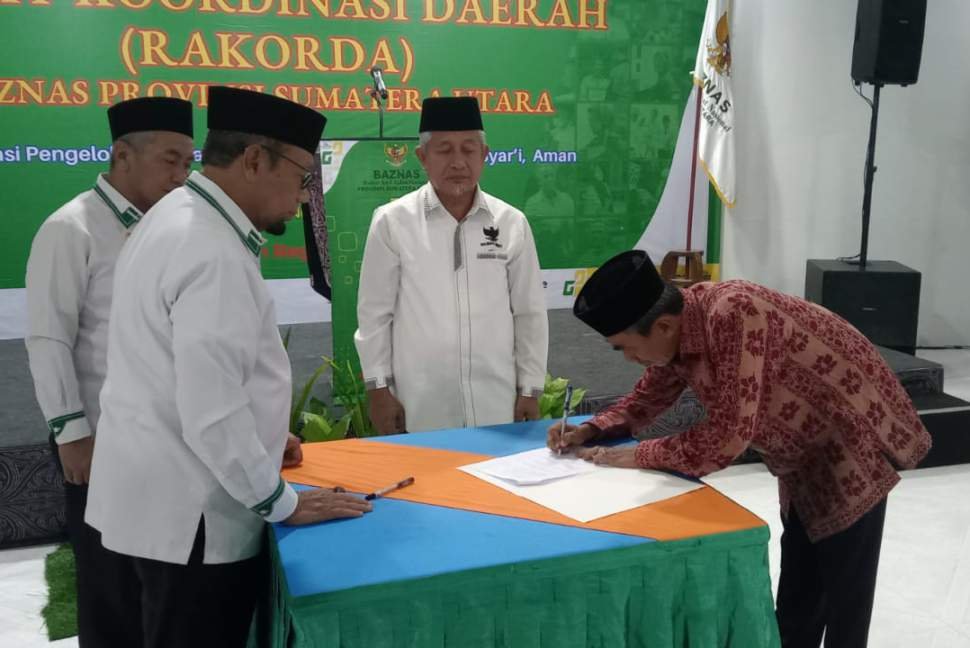 Ketua Baznas Sumut Prof Mohd Hatta dan Kepala Kanwil Kemenag Sumut H Ahmad Qosbi SAg MM, yang diwakili Kepala Bidang Penerangan Agama Islam Zakat dan Wakaf H Abdul Azim MA saat penandatanganan kerjasama.