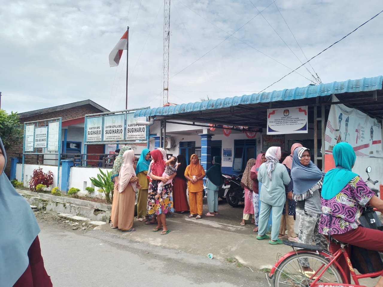 Geruduk Kantor Desa Sugiharjo, Emak-Emak: Kalau Kadusnya Dipecat, Kadesnya Juga Harus Diganti