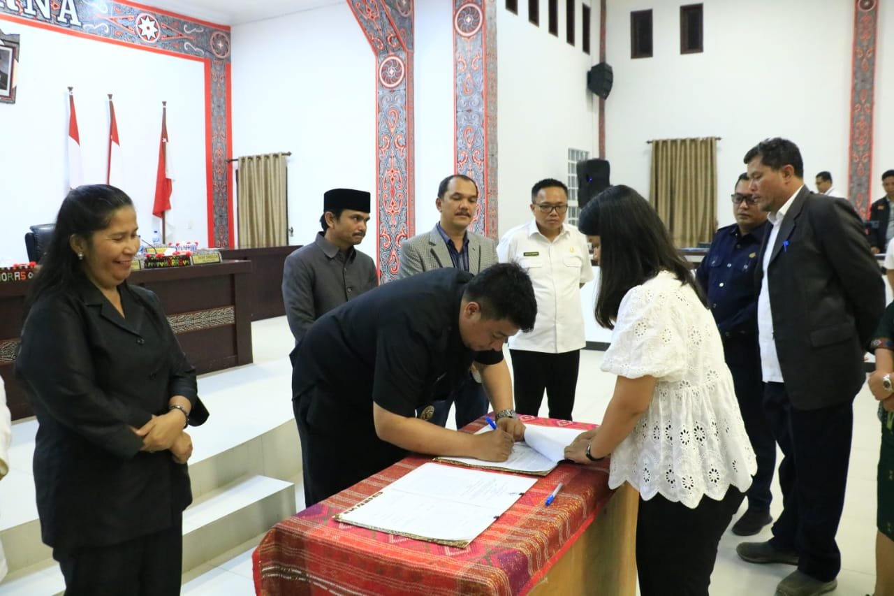 Bupati Samosir Bersama DPRD Sahkan Ranperda Pajak dan Retribusi Daerah Jadi Perda