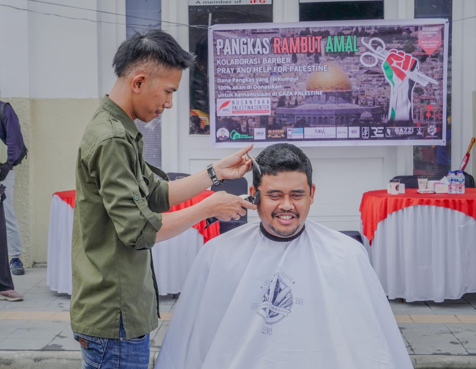 Dukung Barber Pray and Help for Palestine, Bobby Nasution Pangkas Rambut di Depan Gedung Lonsum