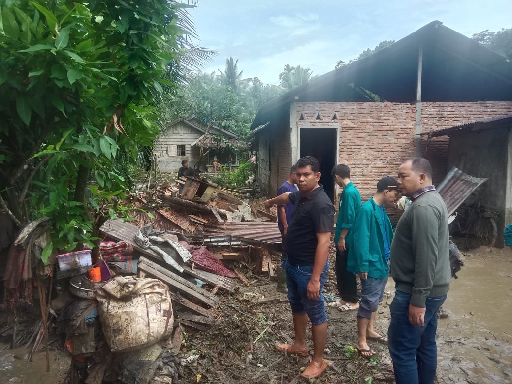 Akibat Curah Hujan Tinggi, Terjadi Banjir Bandang di Kecamatan Salapian Belasan Rumah Hancur