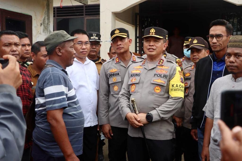 Kapolda Sumut Bersama Kapolres Pelabuhan Belawan Tinjau Lokasi Kebakaran dan Berikan Bantuan Kepada Korban