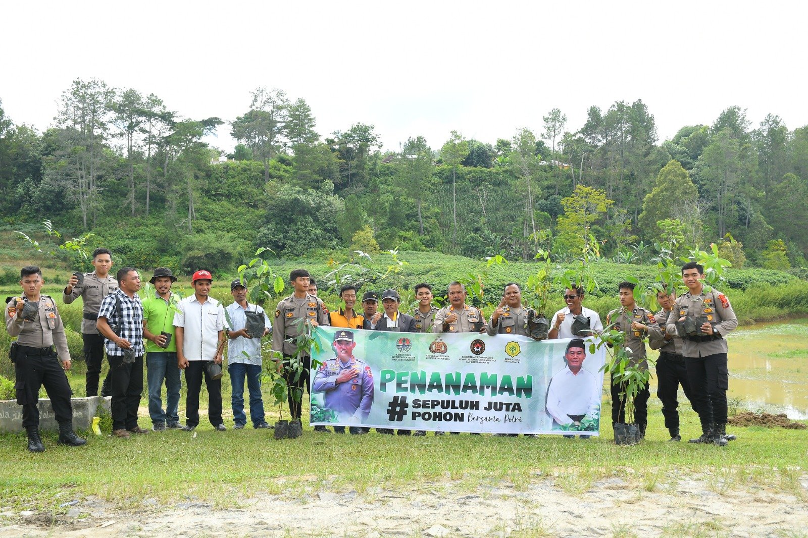 Kabag SDM Polres Samosir Pimpin Aksi Penanaman Bibit Pohon di Perbukitan