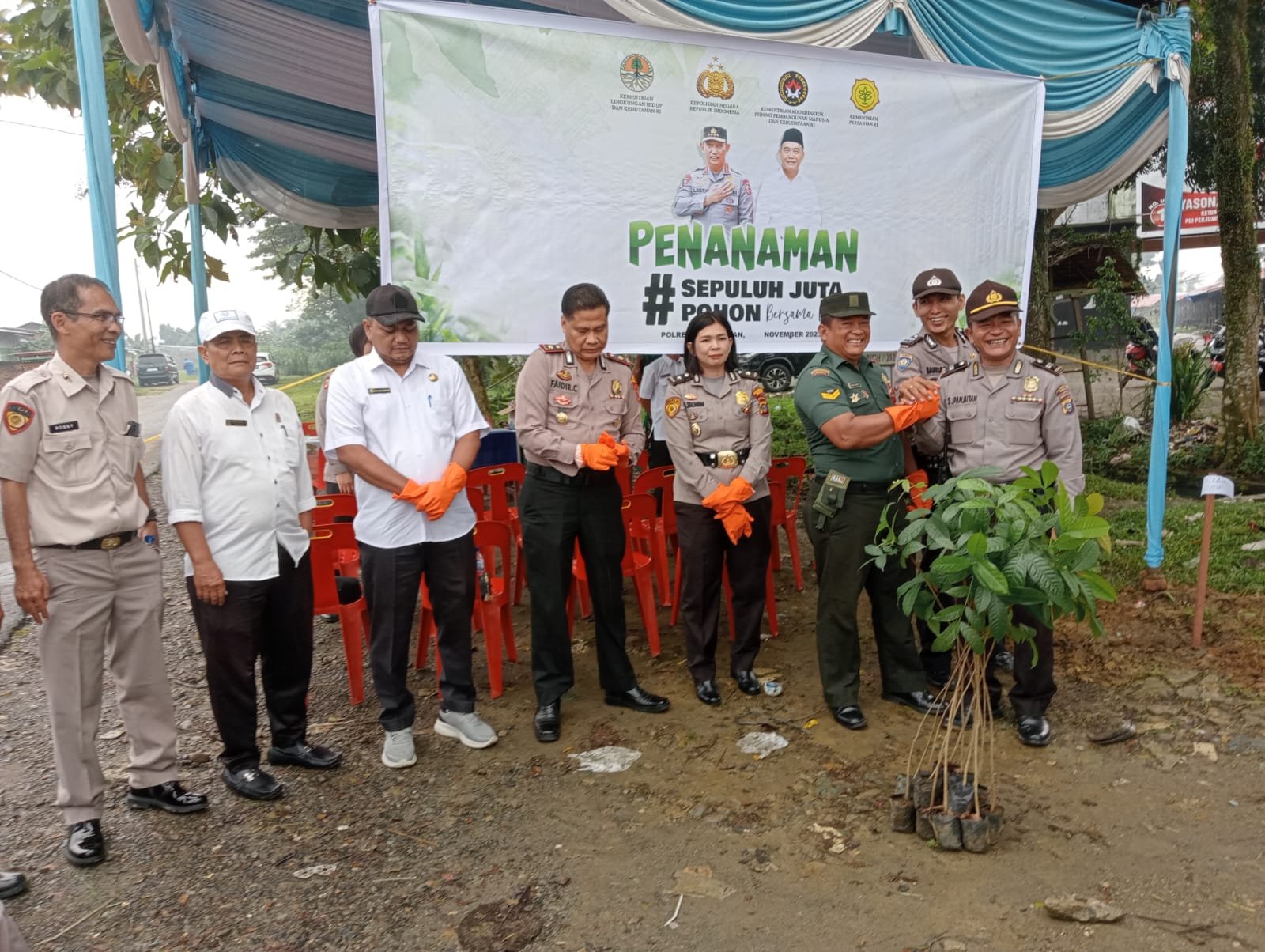 Polrestabes Medan Bersama Polsek Patumbak Tanam 10 Juta Pohon di Jalan Sari Marindal l