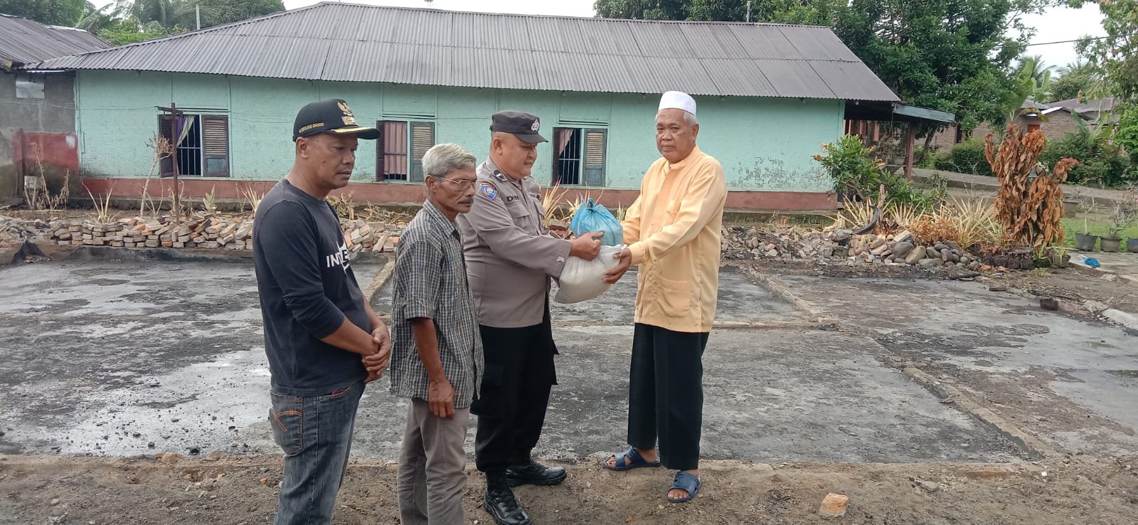 Jum’at Barokah, Polsek Kotarih Santuni Nek Rahma Korban Kebakaran