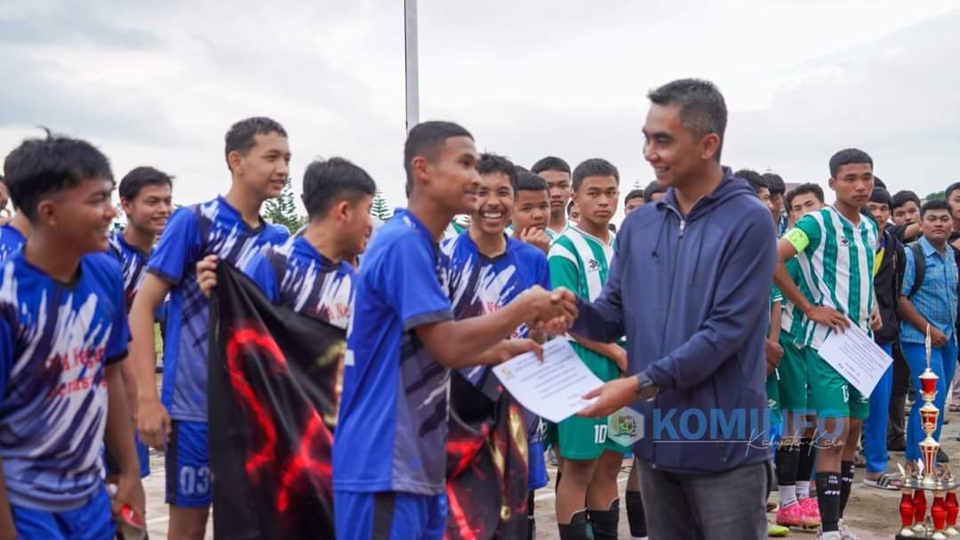 Wabup Karo Tutup Turnamen Sepakbola Pelajar Tingkat Kabupaten Karo