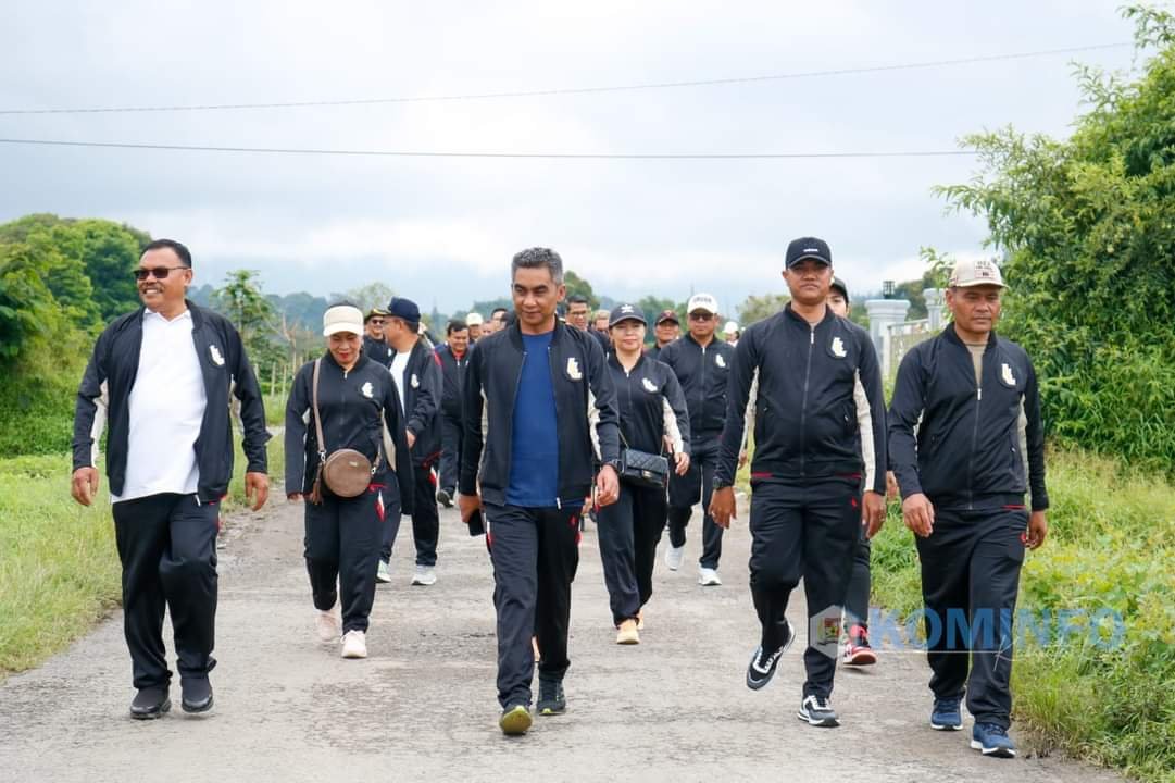 Peringati Hari Kesehatan Nasional, Pemkab Karo Gelar Gerak Jalan Santai