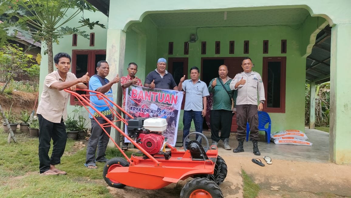 Kelompok Tani Kecamatan Barumun Tengah dan Huristak Dapat Bantuan Traktor dari PT. SSL Palas.