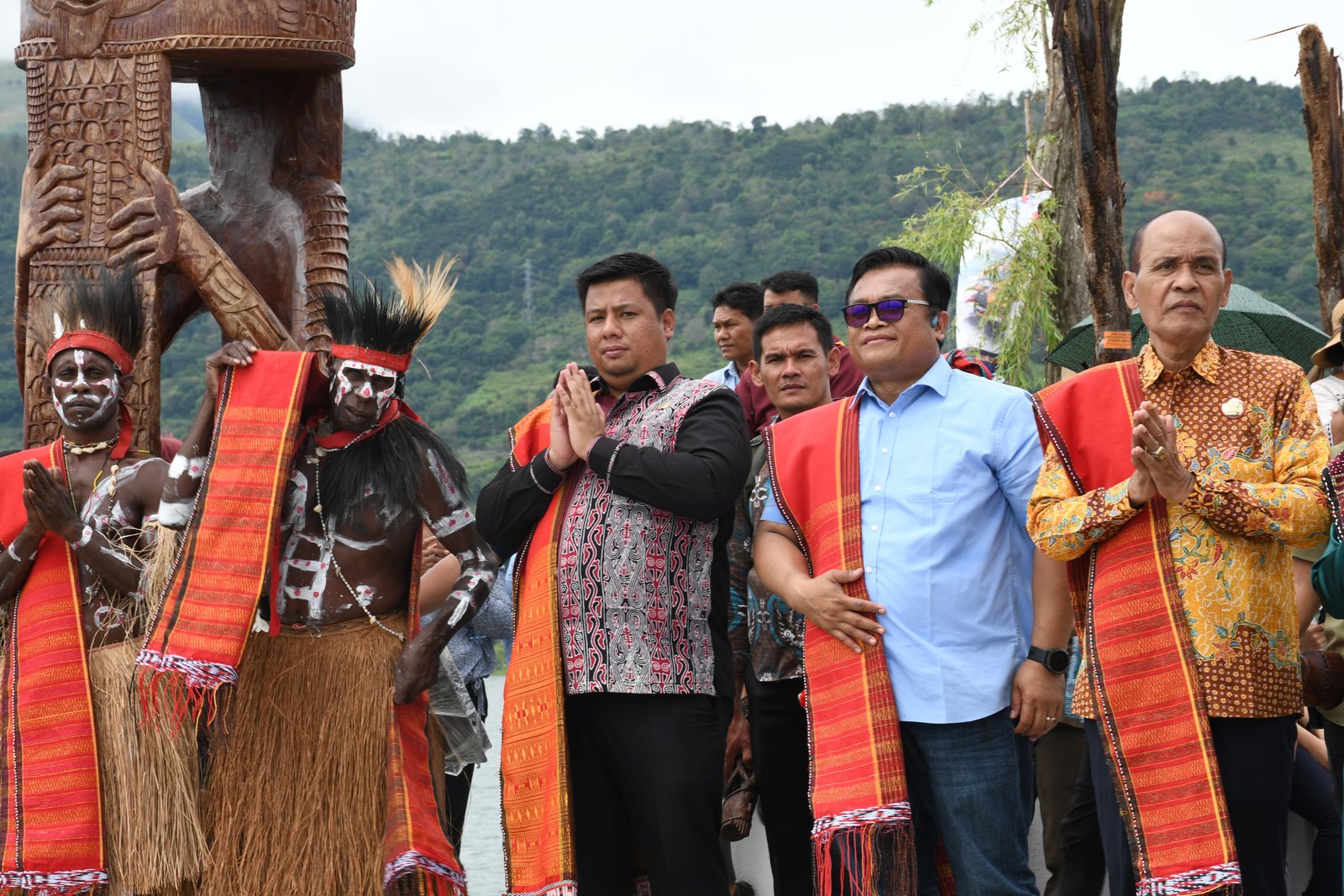 Taman Totem Memadukan Adat Dari Suku Komoro Kabupaten Mimika-Papua Dengan Adat Batak