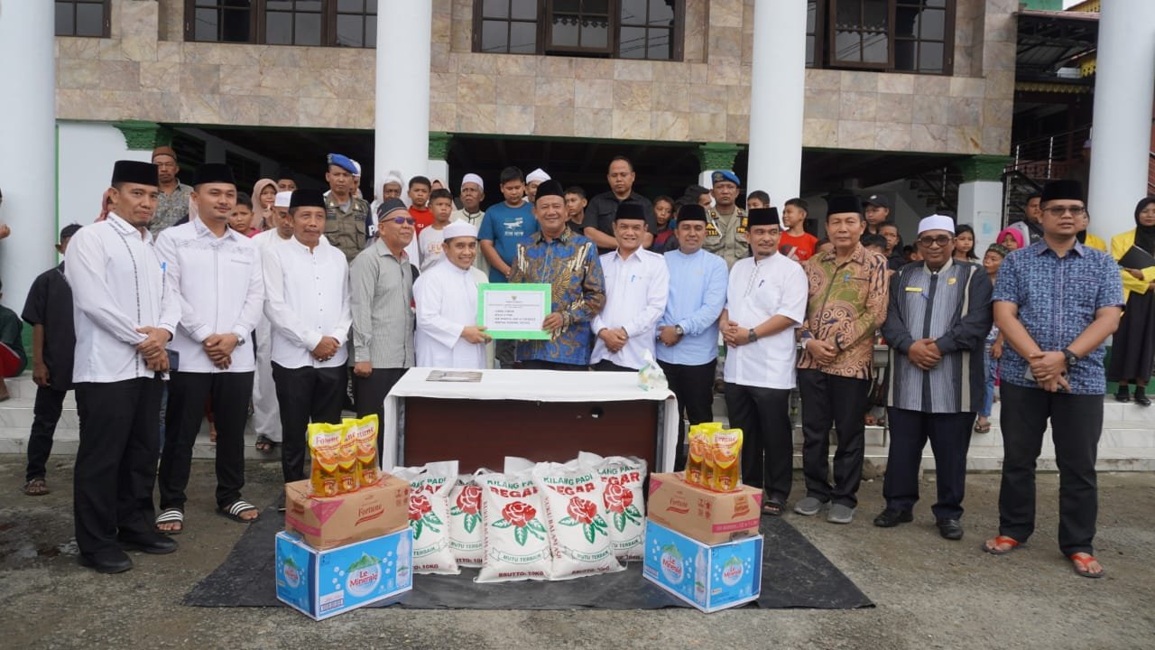 Haul ke-100 Tuan Guru Babussalam, Plt Bupati Langkat Serahkan 3 Ekor Sapi