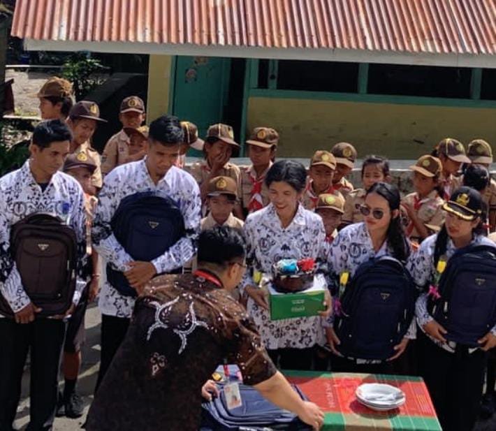 ALFAMIDI Berikan Dukungan pada Hari Guru dengan CSR yang Menginspirasi