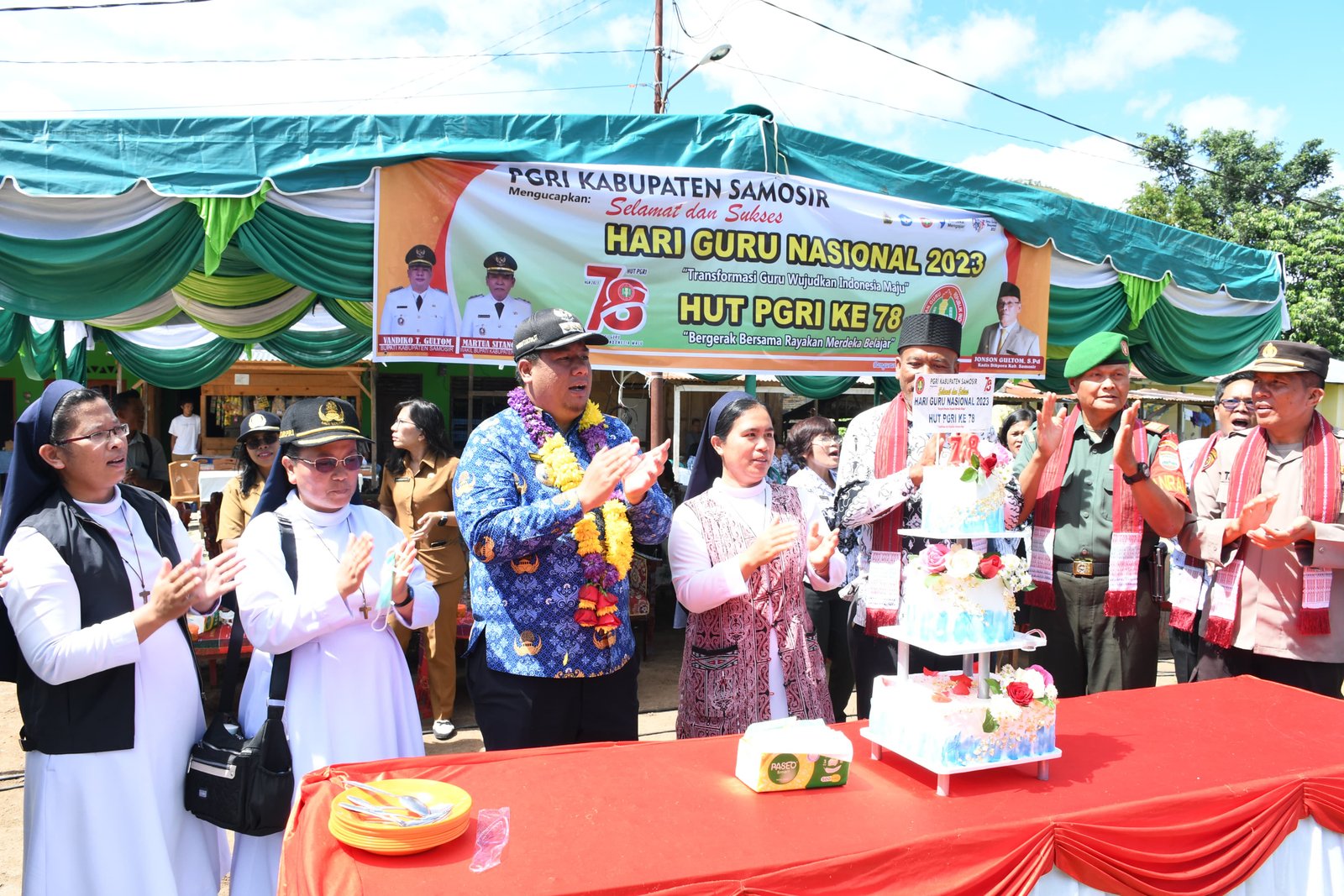 Bupati Samosir Pimpin Upacara Peringatan Hari Guru Nasional