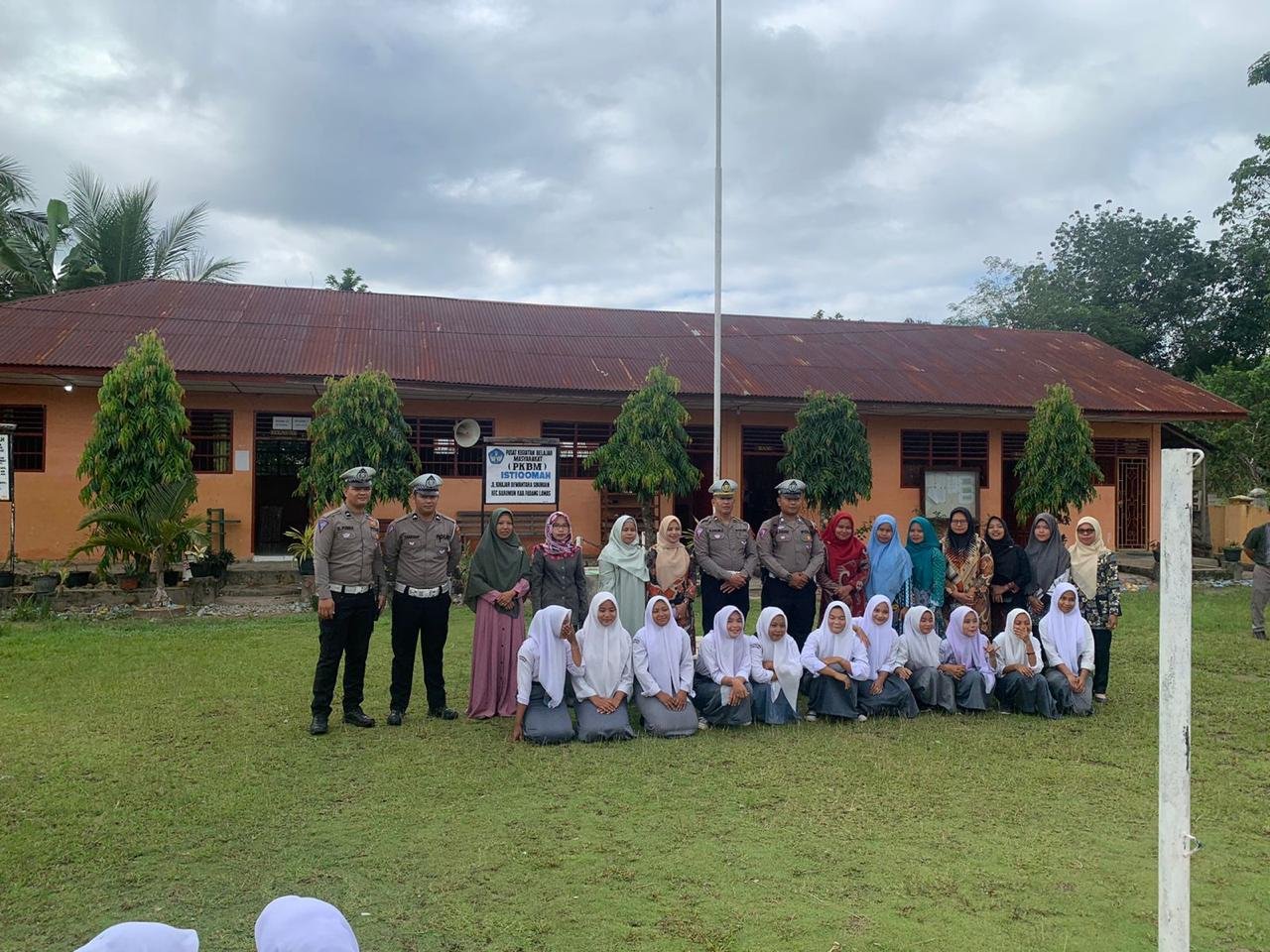 Sosialisasi Keselamatan dalam Berlalu Lintas Kasat Lantas Melaksanakan Kegiatan Go To School