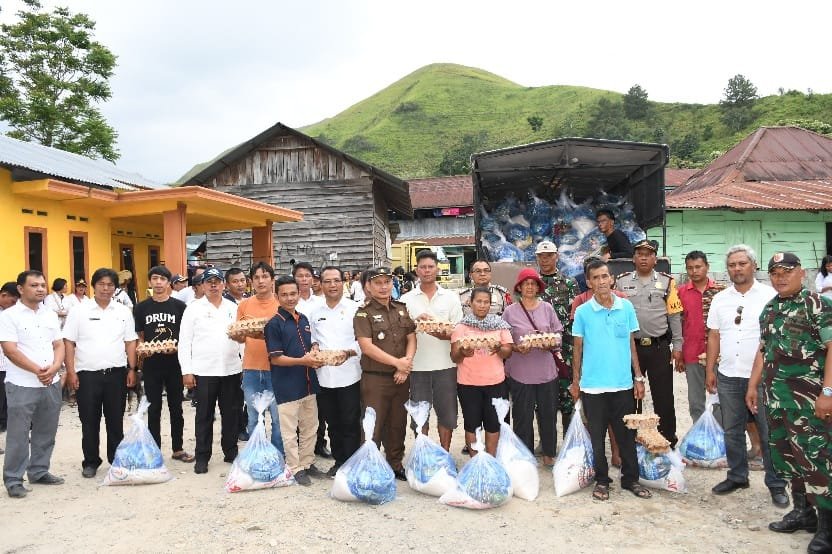 Pemkab Samosir Bersama Polres Salurkan Bantuan Korban Banjir Bandang ke Sihotang