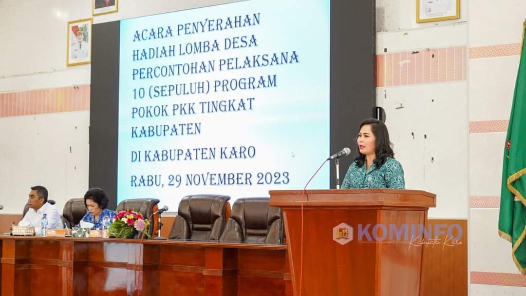 Wakil Bupati Karo Serahkan Hadiah Lomba Desa Percontohan Pelaksana 10 Program Pokok PKK