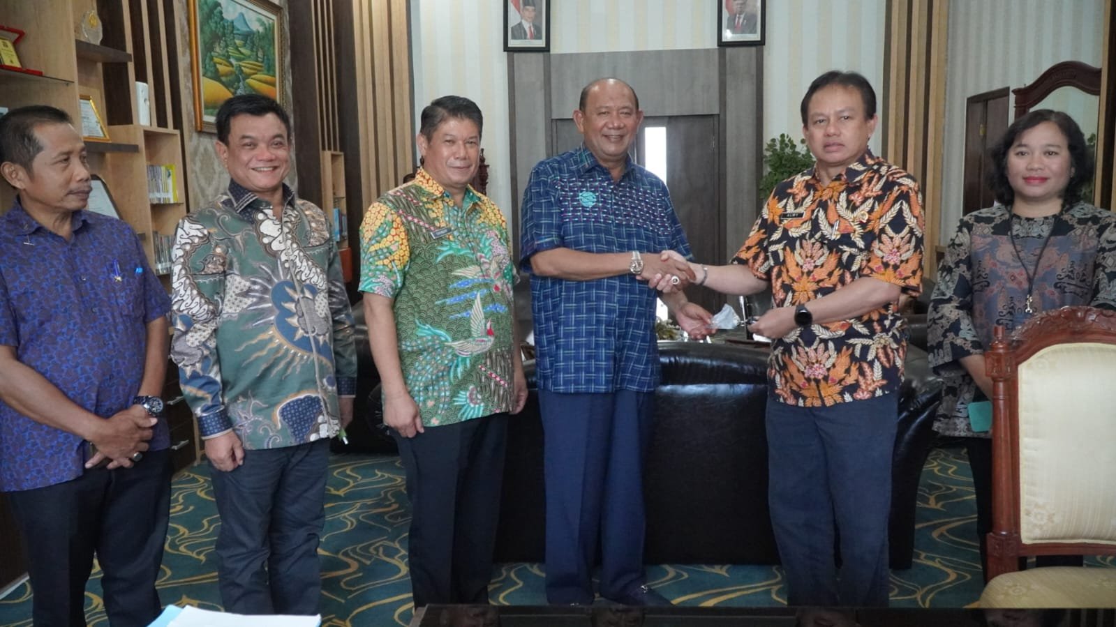 Plt Bupati Langkat Serahkan Mobil Dinas ke BPN Langkat