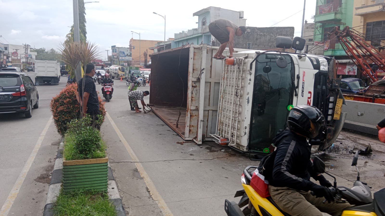 Supir Mengantuk,Truk Fuso Terguling Tabrak Marka Jalan