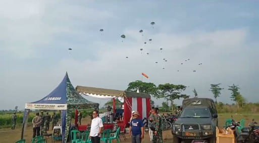 Wujud TNI di Hati Rakyat, Warga Blitar Tak Minta Ganti Rugi Atapnya Rusak Diterjang Penerjun Payung TNI