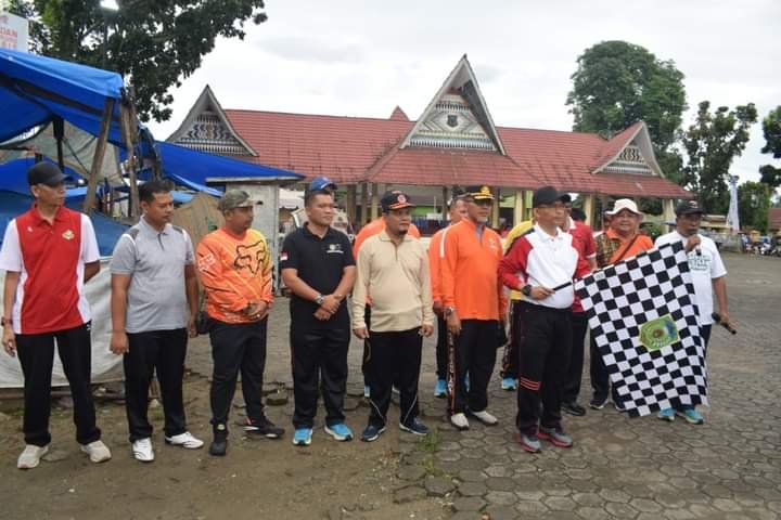 Meriahkan HUT Korpri Ke-52 dan HUT PGRI Ke-78, Pemkab Palas Gelar Jalan Santai
