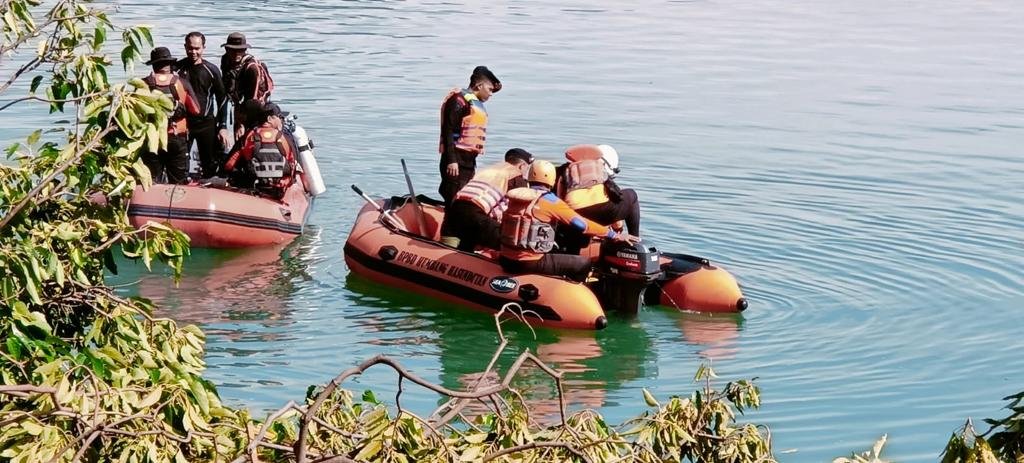 Tim Gabungan TNI Polri Cari Korban Longsor Humbahas di Sekitaran Bibir Danau Toba