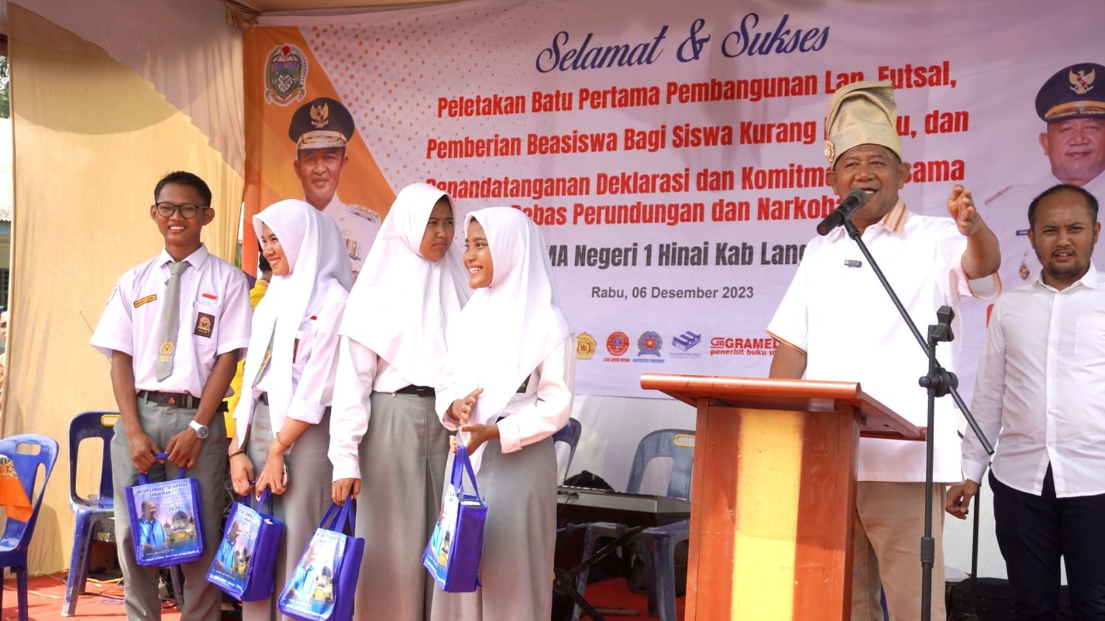143 Siswa SMAN 1 Hinai Terima Beasiswa