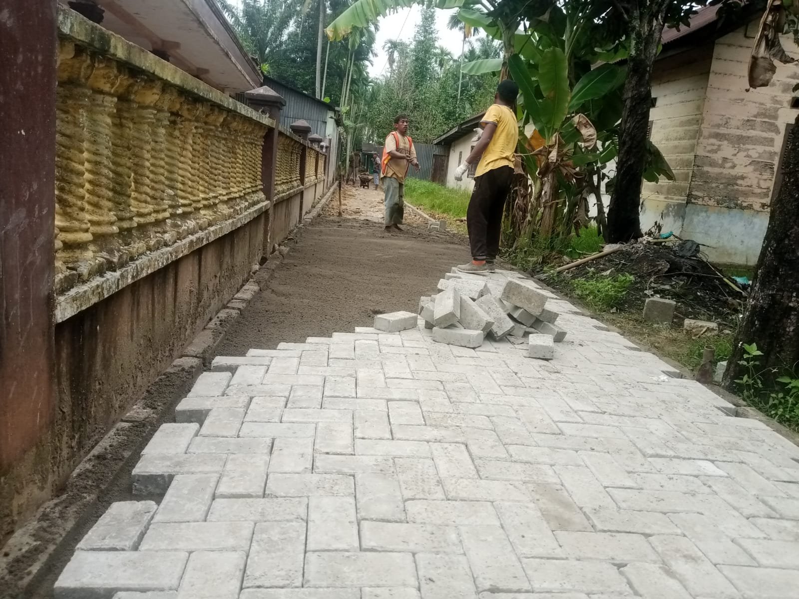 Warga Pertanyakan Proyek Paving Block di Kelurahan Alur Dua Tanpa Plang Proyek