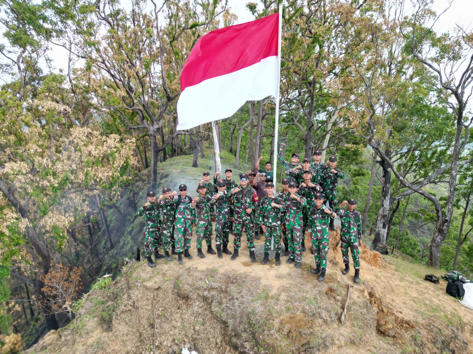 Ekspedisi Gunung Binone, Mako Satgas Yonkav 6/Naga Karimata Kibarkan Bendera Merah Putih di Puncak Gunung