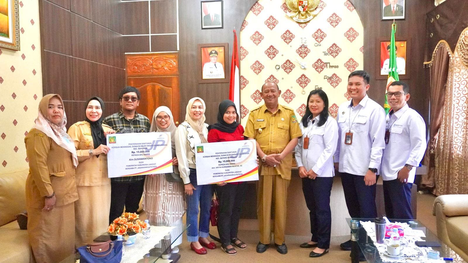 Syah Afandin Serahkan Santunan ke Ahli Waris Korban Meninggal di Objek Wisata