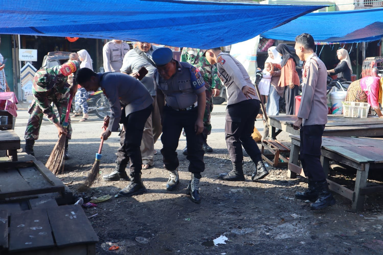 Peringati Hari Juang Kartika, Polres Palas, TNI dan Masyarakat Gotomg Royong Bersihkan Sampah 