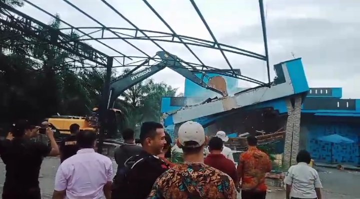 Tim Gabungan Rubuhkan Bangunan Key Garden