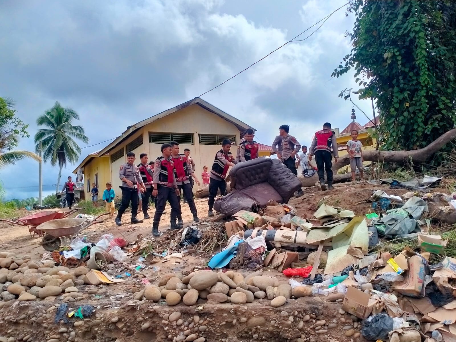 Pasca Banjir Sutam, Polres Palas dan Warga Bersihkan Material Lumpur