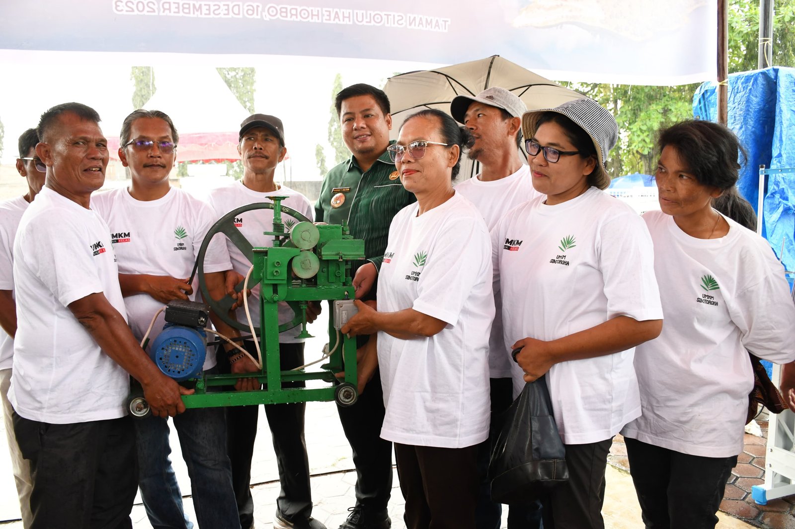 21 Kelompok UMKM di Samosir Menerima Bantuan Alat Produksi