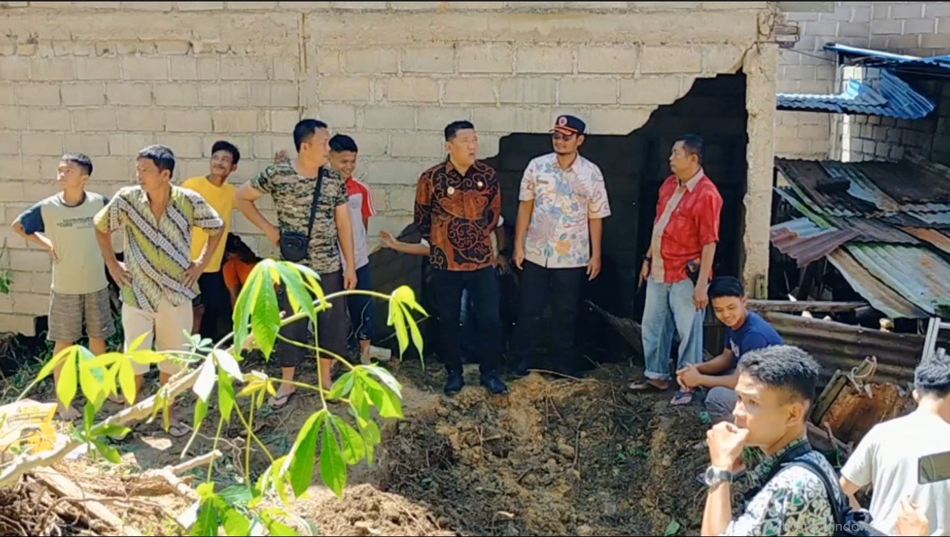 Wakil Wali Kota Sibolga Bantu Korban Longsor