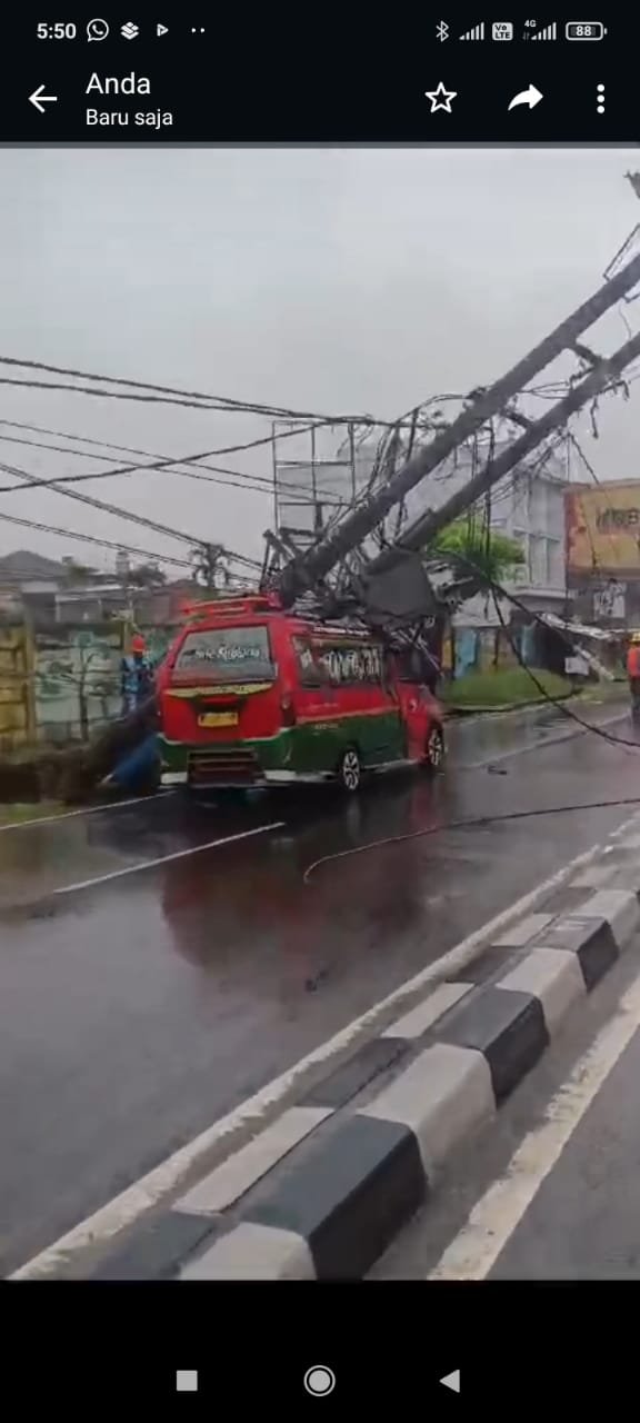Hujan Deras dan Angin Kencang, Tiang Listrik Timpa Angkot di Jalan Prof HM Yamin