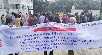 Massa PPPK Geruduk Rumah Dina Bupati, Sekdakab Sebut Bupati Madina Pergi Usai Terima Rekomendasi