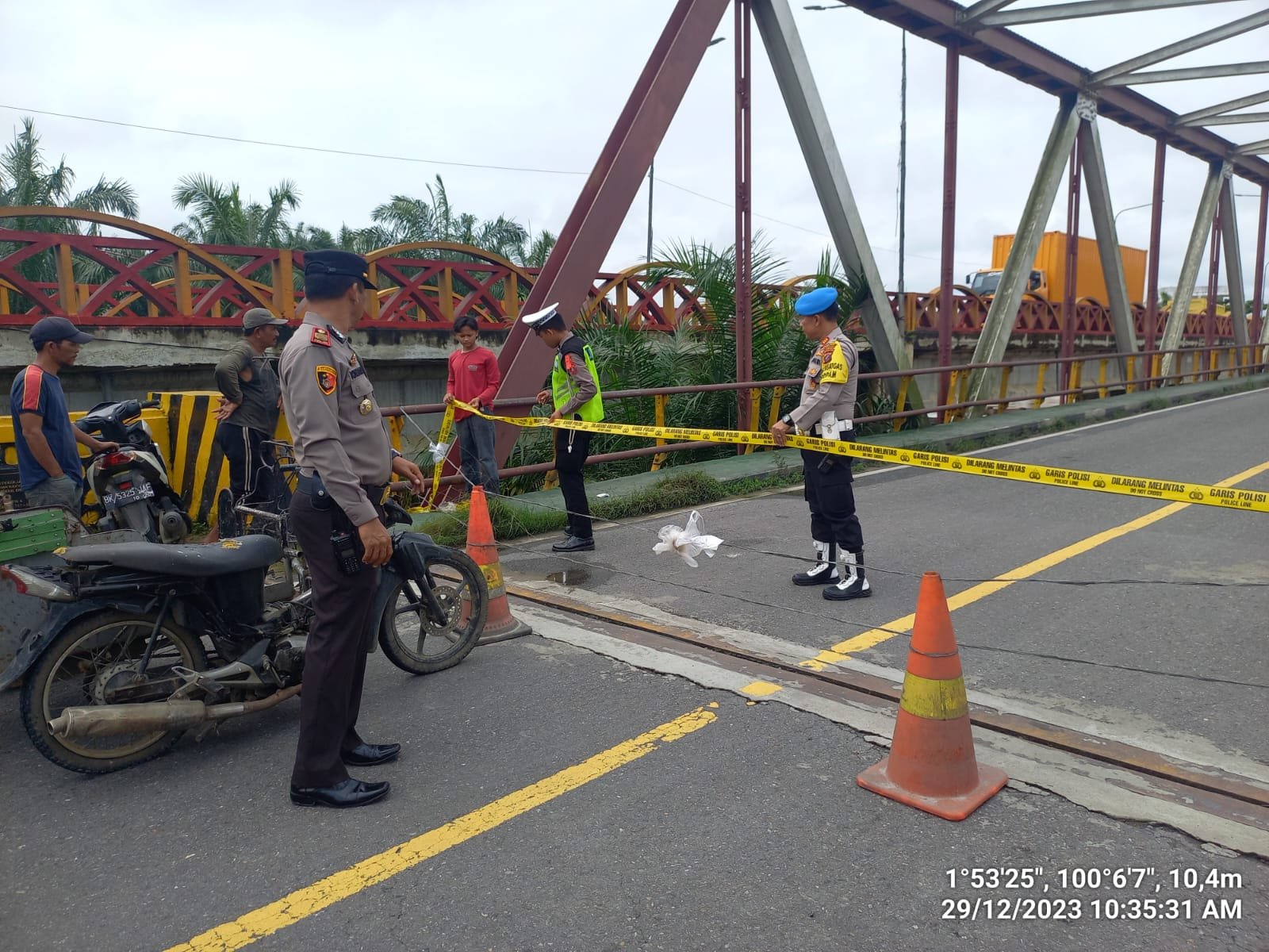Jembatan Sei Barumun Kota Pinang Amblas, Polres Labusel Alihkah Arus