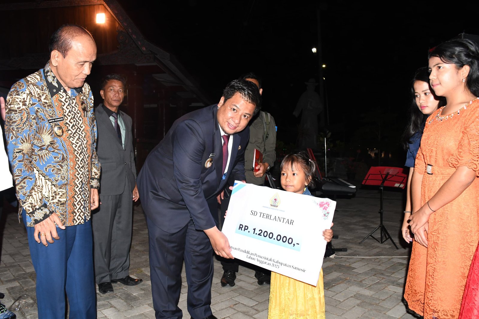 Bupati Samosir Serahkan Bantuan Pendidikan di Perayaan Natal Oikoumene