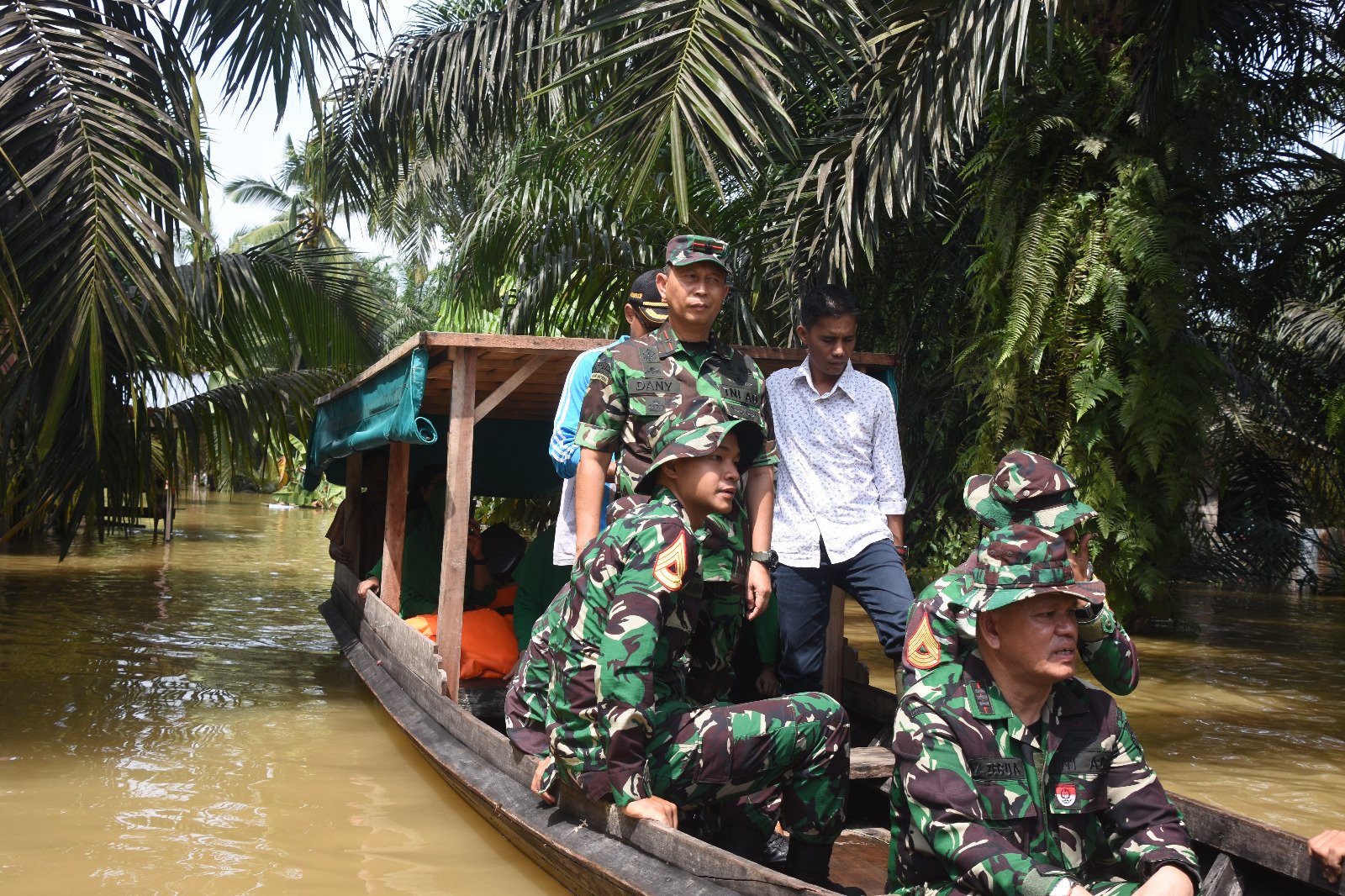 Bersama Danrem 031/WB, Taruna Akmil 2023 Ikut Atasi Kesulitan Korban Banjir di Kampar