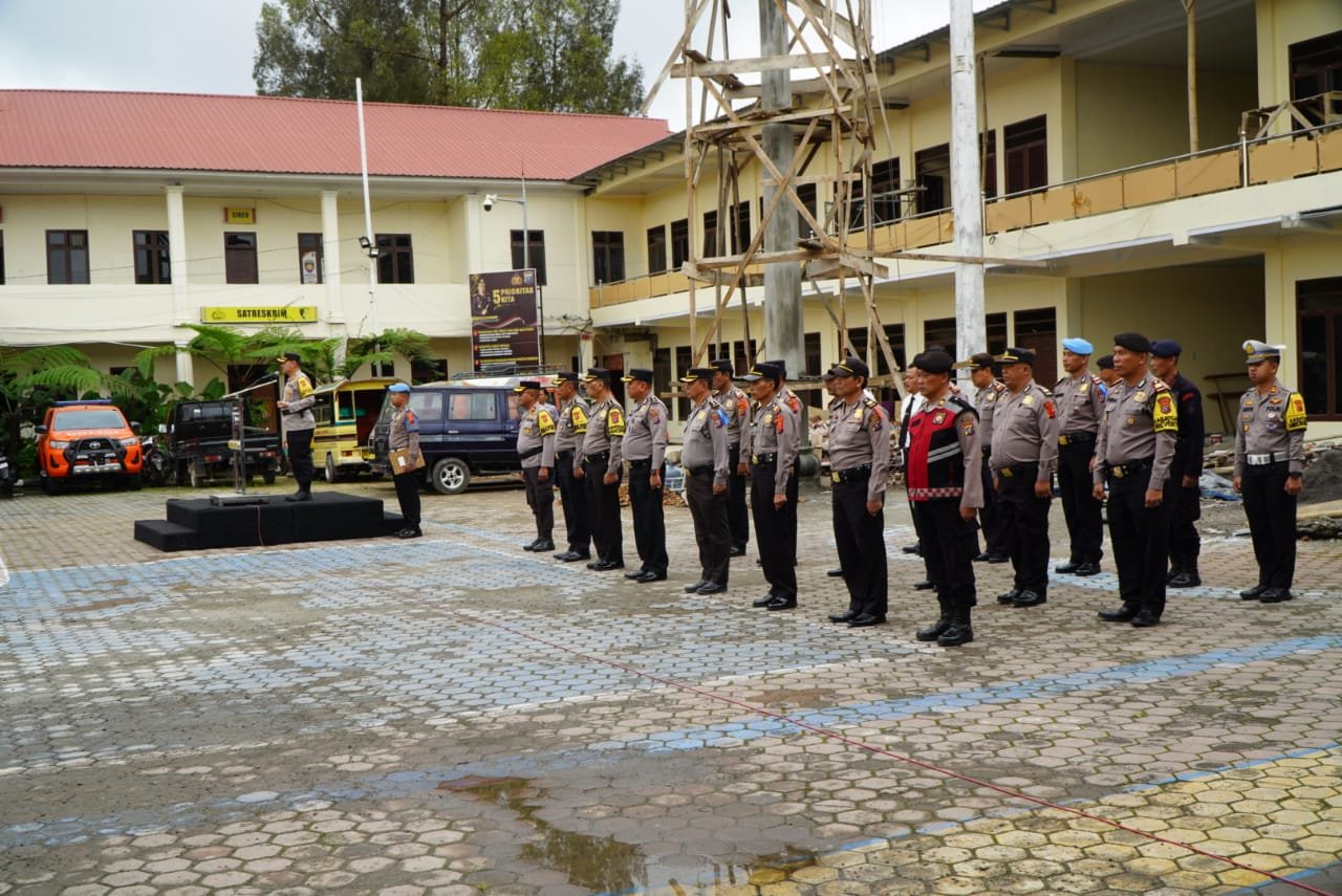 Kapolres Tanah Karo Pimpin Upacara Kenaikan Pangkat 34 Personel